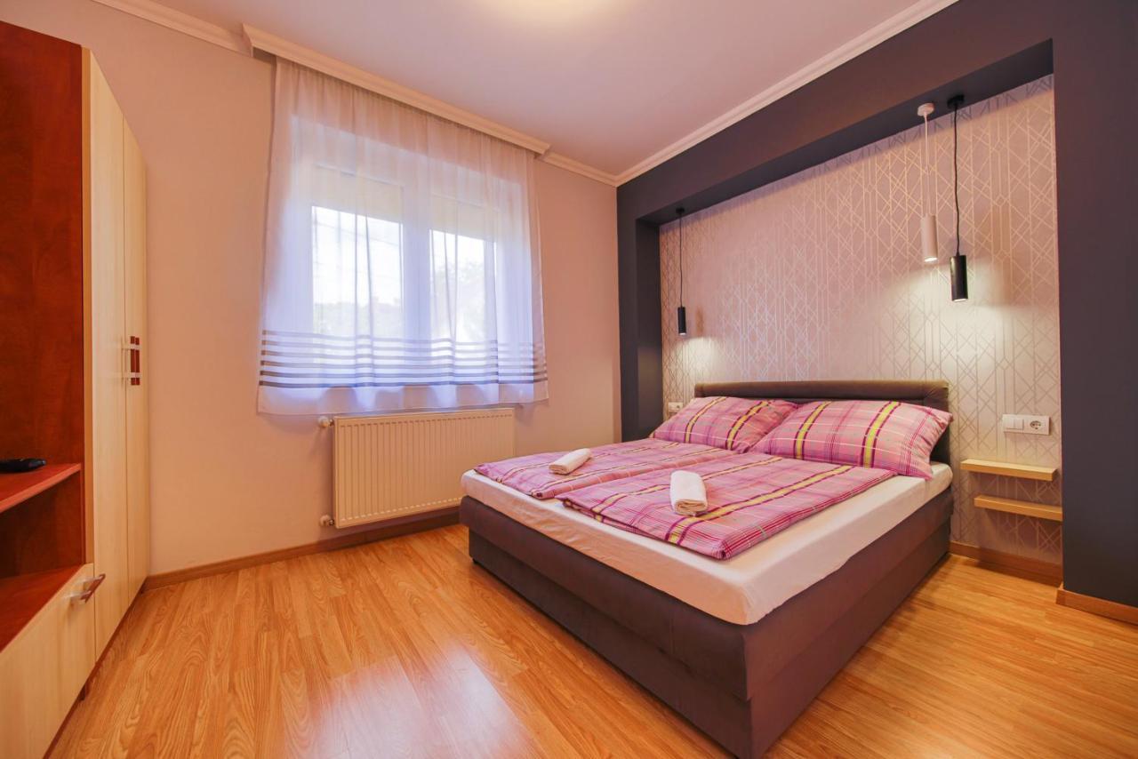 Kalvin Utcai Apartmanok ไฮจ์ดุสโซบอสโล ภายนอก รูปภาพ