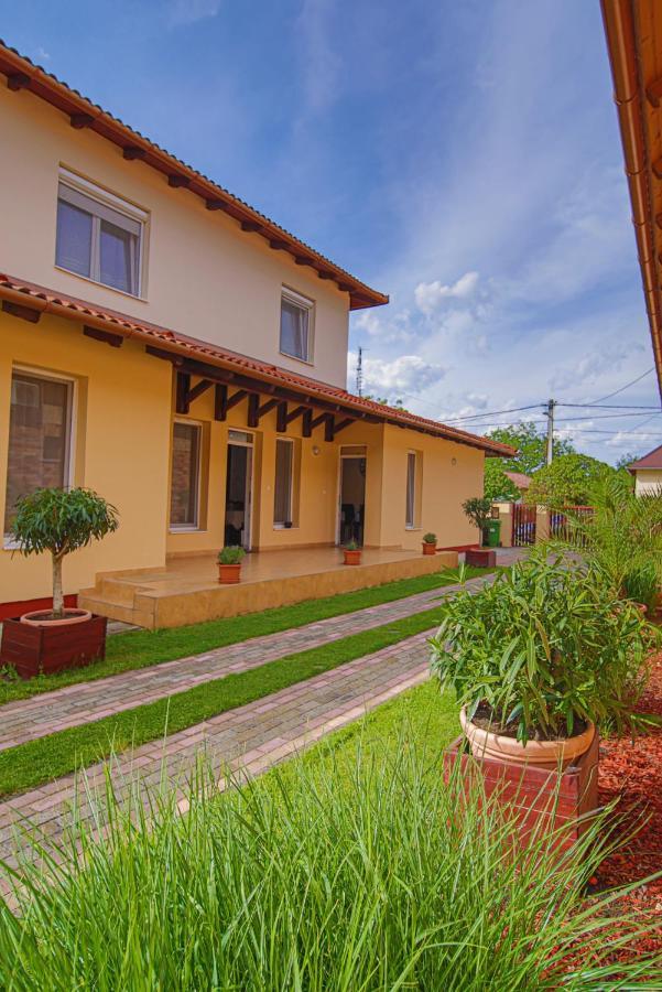Kalvin Utcai Apartmanok ไฮจ์ดุสโซบอสโล ภายนอก รูปภาพ