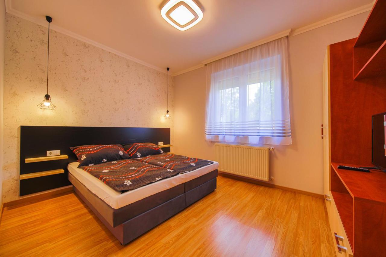 Kalvin Utcai Apartmanok ไฮจ์ดุสโซบอสโล ภายนอก รูปภาพ