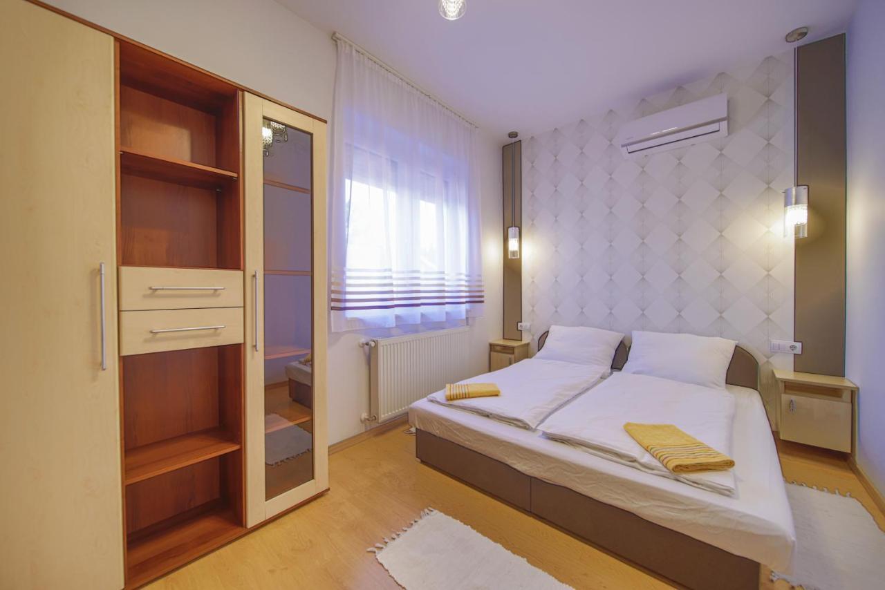 Kalvin Utcai Apartmanok ไฮจ์ดุสโซบอสโล ภายนอก รูปภาพ