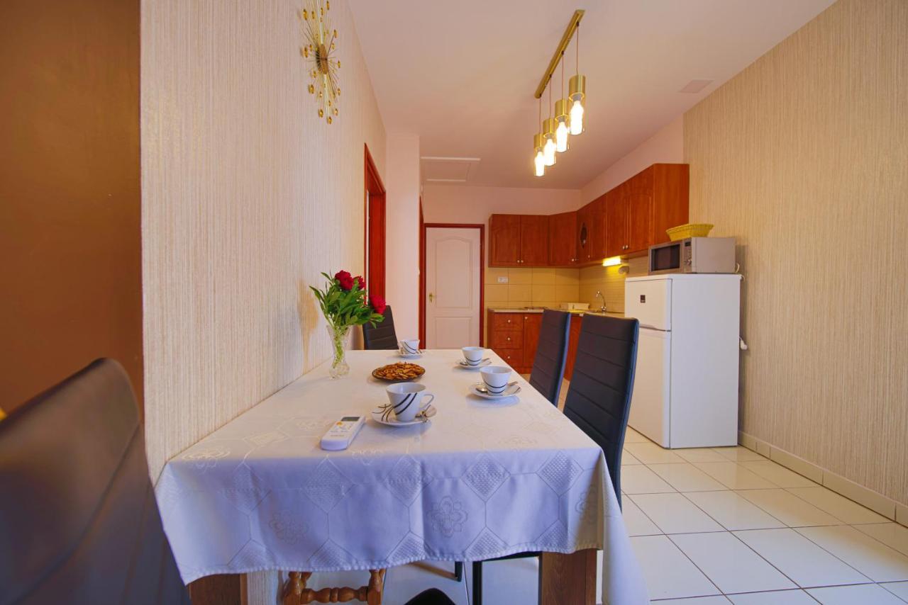 Kalvin Utcai Apartmanok ไฮจ์ดุสโซบอสโล ภายนอก รูปภาพ
