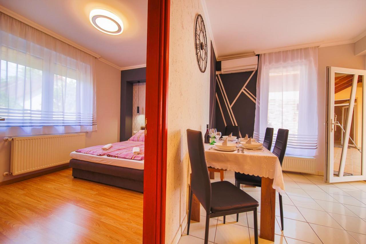 Kalvin Utcai Apartmanok ไฮจ์ดุสโซบอสโล ภายนอก รูปภาพ