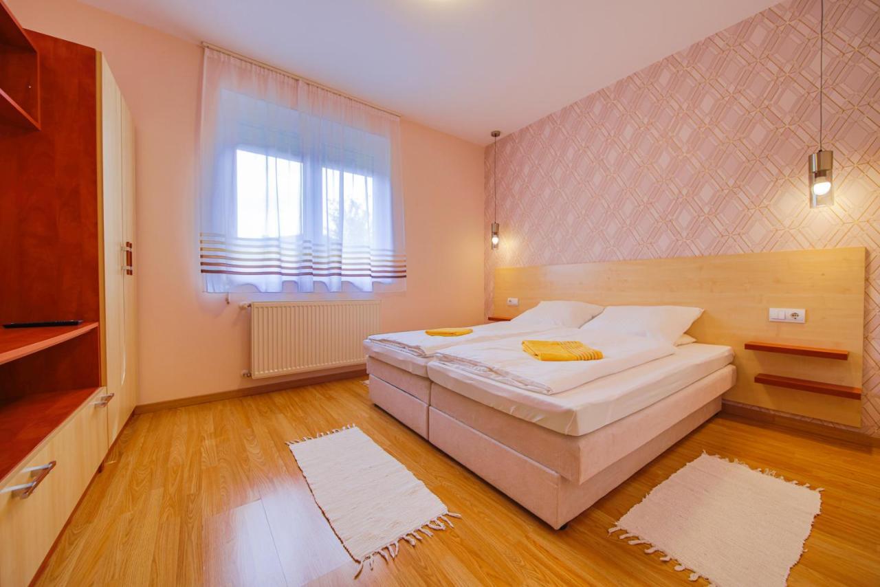Kalvin Utcai Apartmanok ไฮจ์ดุสโซบอสโล ภายนอก รูปภาพ
