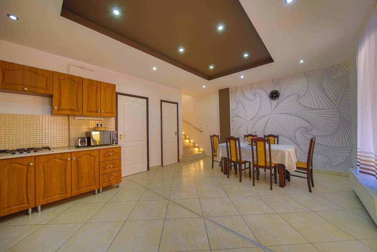 Kalvin Utcai Apartmanok ไฮจ์ดุสโซบอสโล ภายนอก รูปภาพ