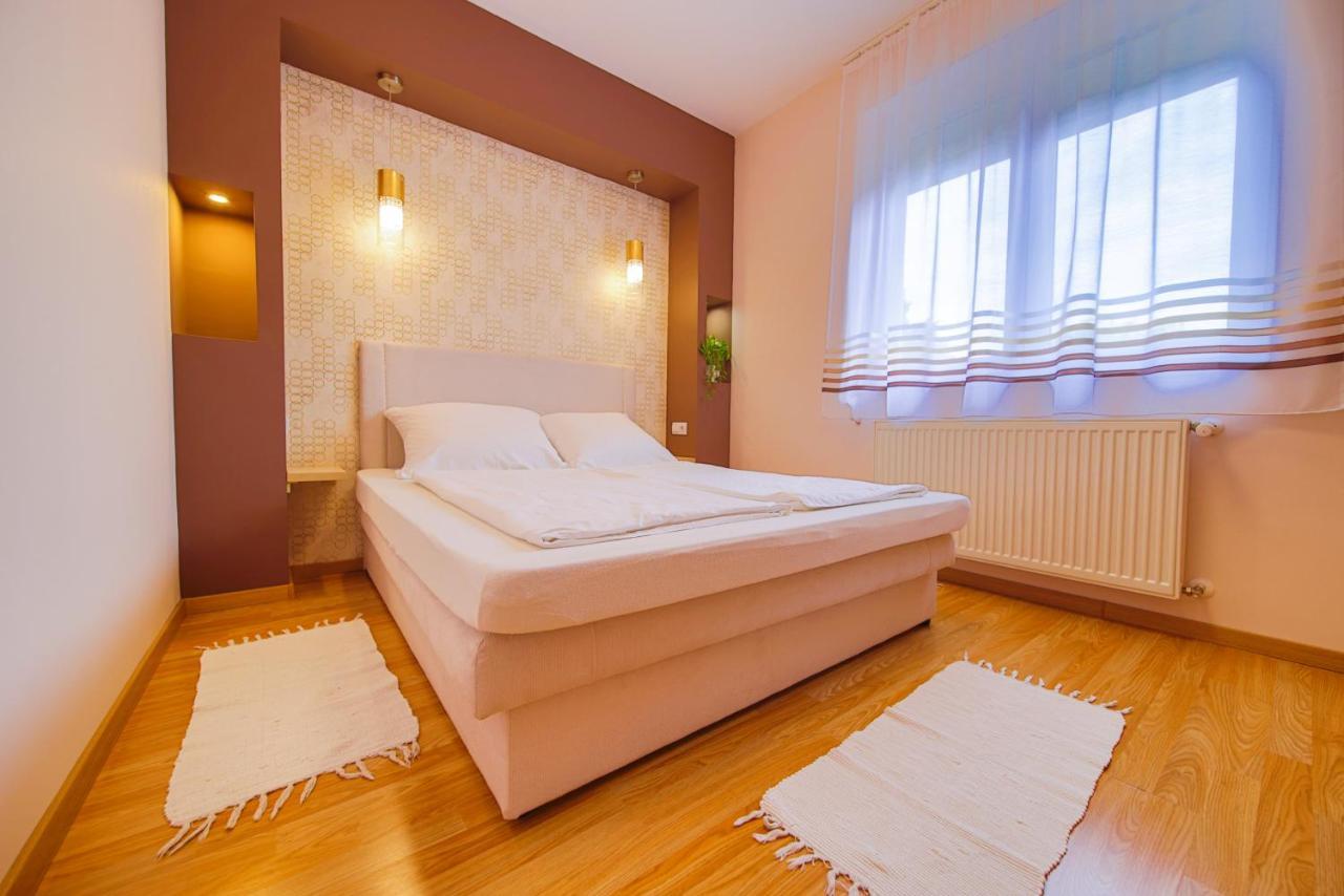 Kalvin Utcai Apartmanok ไฮจ์ดุสโซบอสโล ภายนอก รูปภาพ