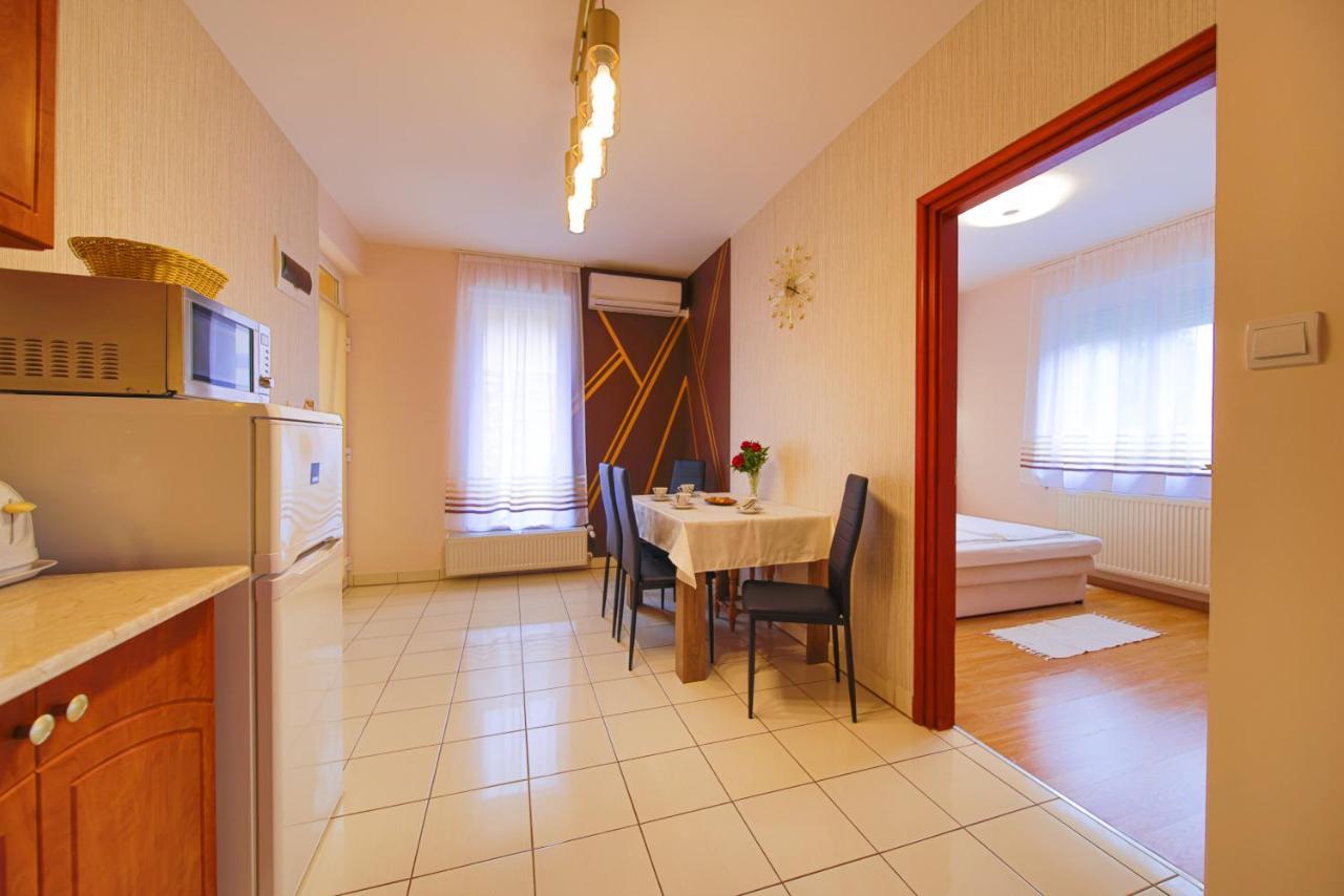 Kalvin Utcai Apartmanok ไฮจ์ดุสโซบอสโล ภายนอก รูปภาพ