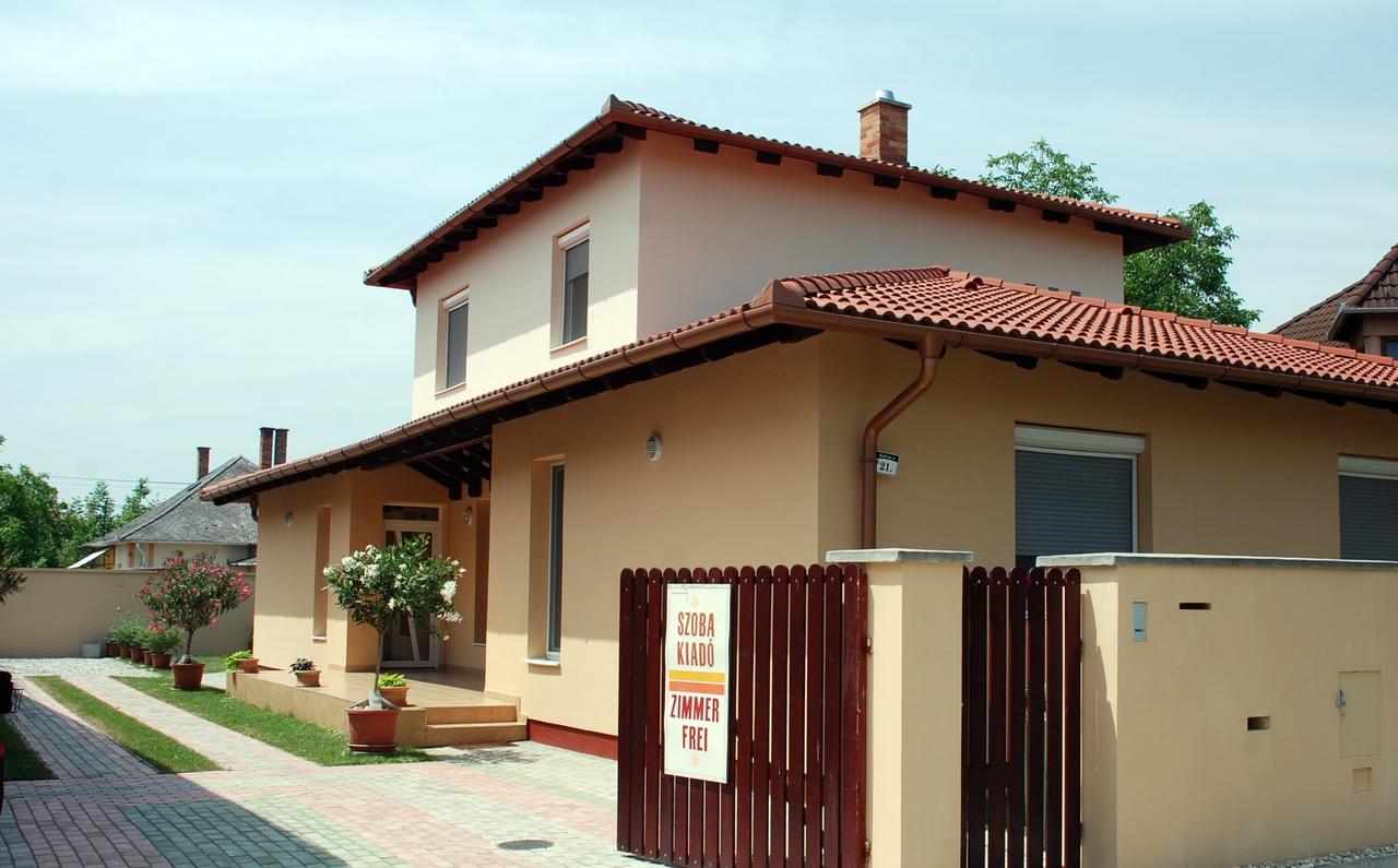 Kalvin Utcai Apartmanok ไฮจ์ดุสโซบอสโล ภายนอก รูปภาพ